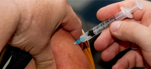 Vaccin : La HAS recommande de décaler à six semaines la seconde piqûre