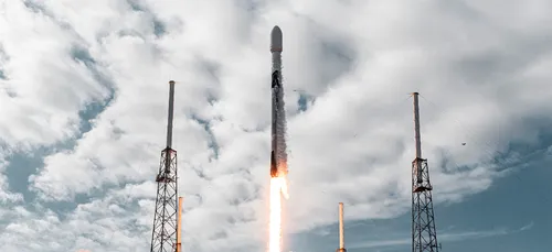 Une fusée de SpaceX envoie un nombre record de satellites dans...