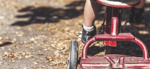 Deux-Sèvres : à 2 ans, il fait du vélo seul sur la route