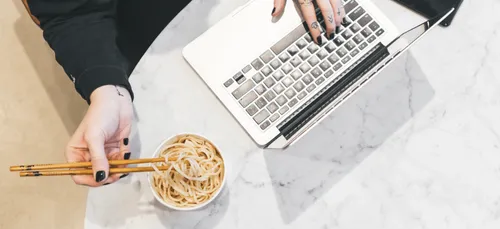 Covid-19 : les salariés bientôt autorisés à déjeuner à leur bureau