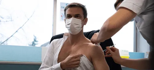 Le ministre de la Santé Olivier Véran a reçu une première injection...