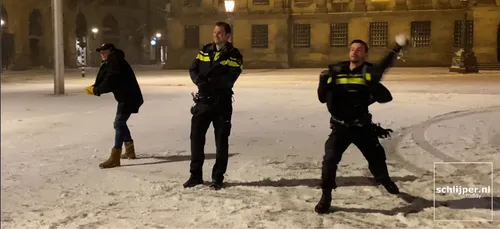 Amsterdam : une bataille de boules de neige oppose la police aux...