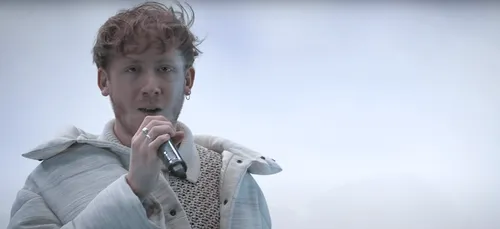 Eddy de Pretto dévoile "Désolé Caroline"