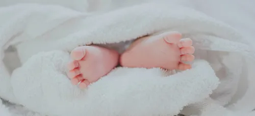 Sa femme accouche, il diffuse une vidéo de famille géante sur le...