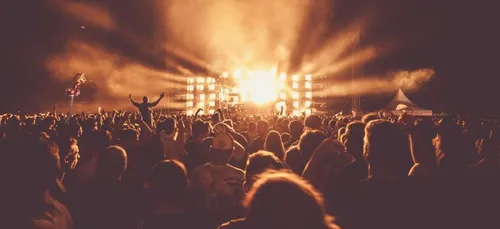 Concerts debout : expérimentations à Paris et Marseille