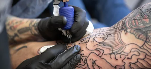 Des "encres toxiques" utilisées par les tatoueurs français, dénonce...