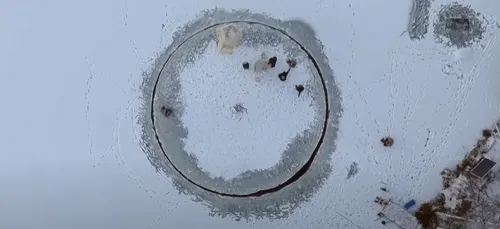 Des Finlandais construisent le plus grand "manège de glace" au monde