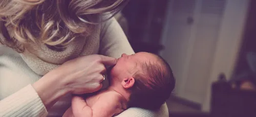 Bretagne : un bébé sauvé par une policière de Lorient