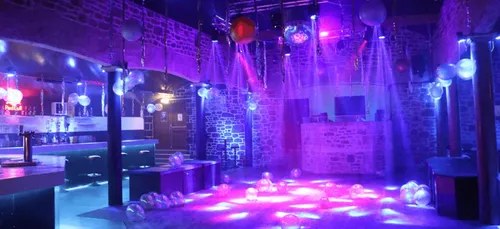 Insolite :  un centre de vaccination dans une discothèque...