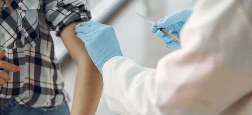 Pharmaciens, infirmiers et sages-femmes autorisés à vacciner contre...