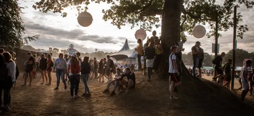 Les Vieilles Charrues : vers un festival décentralisé ?