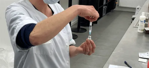 AstraZeneca : le vaccin est efficace à 80% chez les seniors et sans...