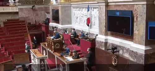 L'Assemblée nationale approuve les nouvelles restrictions,...