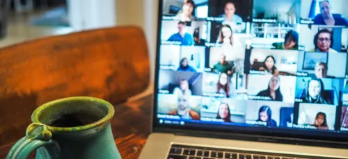 Lors d’une visioconférence, un député canadien apparaît nu devant...