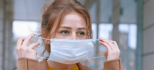 Covid-19 : le masque peut être retiré en intérieur entre personnes...