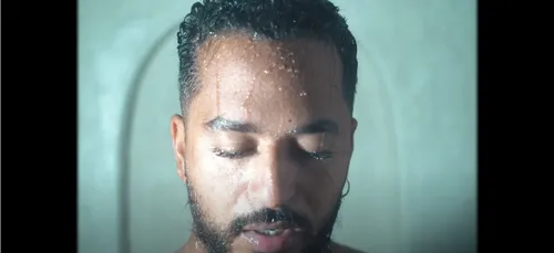 Slimane reprend “Tous les cris les SOS“ pour sa cover d’avril