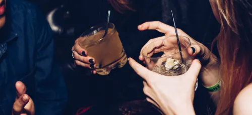 Ivre, il emmène ses élèves dans un club de strip-tease