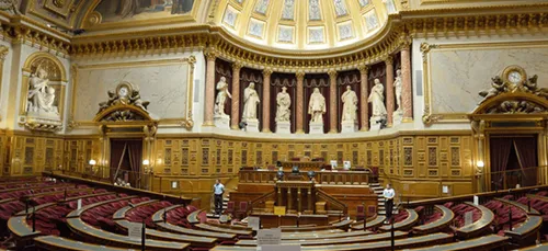 Le Parlement adopte la sortie progressive de l'état d'urgence et le...