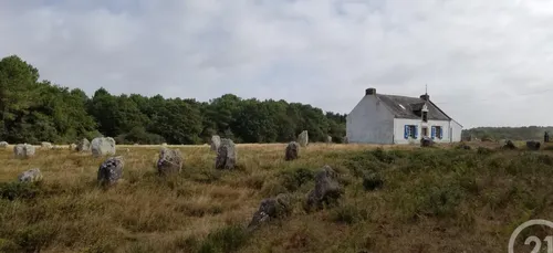 La maison aux menhirs de Carnac est à vendre !