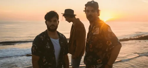 Leonie : pour un pari, le chanteur du groupe pose nu sur une plage...