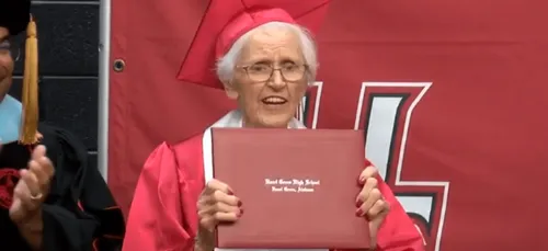 États-Unis : À 94 ans, elle décroche son bac après avoir arrêté ses...