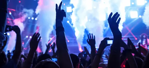 Macron réunit lundi les représentants des discothèques sur la...