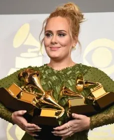 Adèle triomphe aux Grammy Awards, avec cinq récompenses