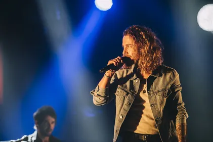 Julien Doré annonce une tournée solo acoustique