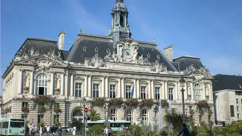 Tours : une cycliste décède après un accident, la ville envisage...