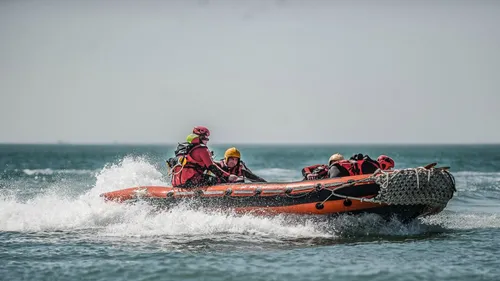 Morbihan : un bateau prend feu, quatre personnes obligées de se...