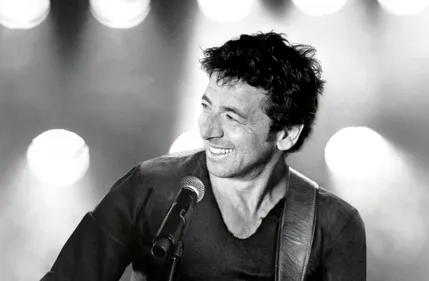 Patrick Bruel nous ouvre les portes de sa tournée dans le clip de...