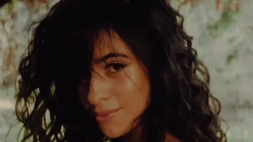 Camila Cabello tease un projet baptisé "Romance" pour le 5 septembre