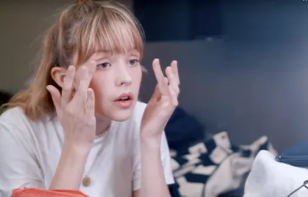 Angèle entre l'enfance et la scène dans son clip "Flou"
