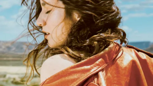 Izïa Higelin : Un nouvel album autobiographique pour rendre hommage...