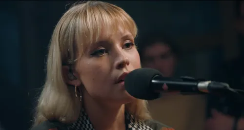 Angèle reprend « Le Coup de Soleil » de Richard Cocciante !