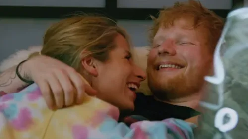 Ed Sheeran s'affiche aux côtés de sa femme dans le clip de « Put It...