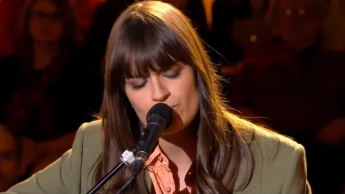 Clara Luciani livre une version acoustique de "Ma soeur" sur France 2