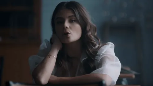 Maëlle dénonce le harcèlement scolaire dans "L'effet de masse"