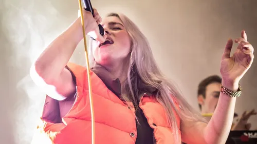 Billie Eilish pulvérise le record des ventes d'une chanson de James...