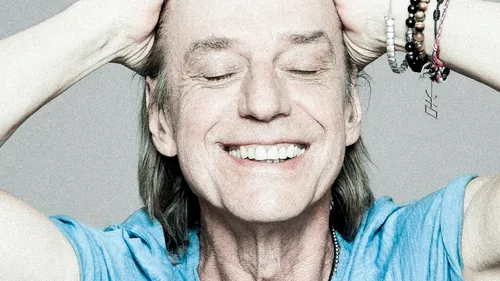 Jean-Louis Aubert donne un concert depuis son salon !