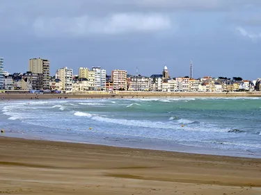 Un graffiti géant sur la grande plage des Sables d’Olonne ce week-end