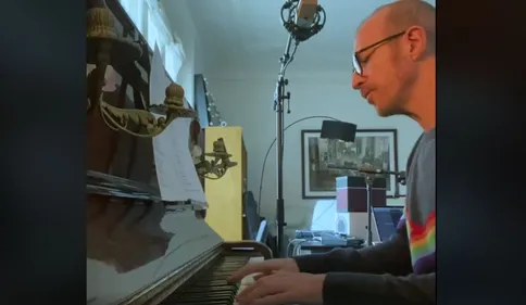 "On fait comme si" : Calogero écrit une chanson pour le personnel...