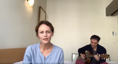 Vanessa Paradis rend hommage aux soignants en chanson