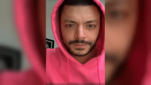 #FreestyleConfinéChallenge : Kev Adams improvise un rap sur le...