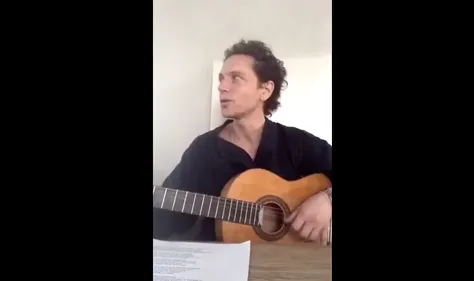 Le chanteur Raphael interrompu par sa femme en plein live