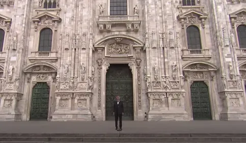 Andrea Bocelli donne un concert émouvant à Milan