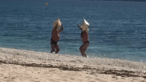 Insolite : ils se déguisent en bouées pour pouvoir se baigner !
