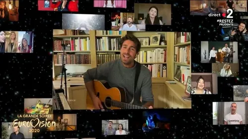 Replay. "Love Shine a Light", interprété par les artistes de...