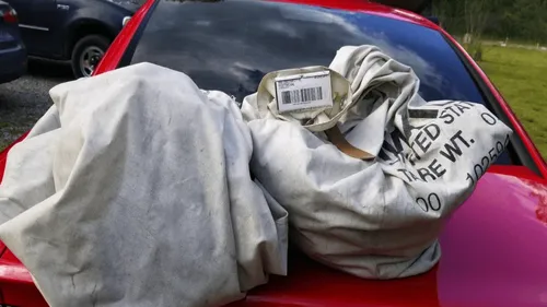 Une américaine découvre un million de dollars en liquide... et les...