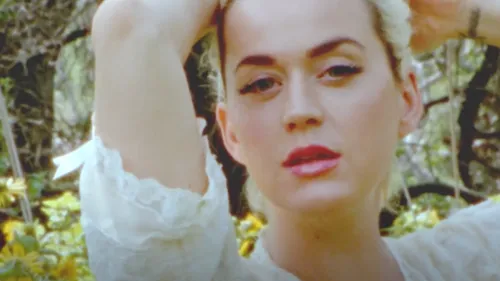 Katy Perry dévoile le clip de son nouveau single "Daisies"